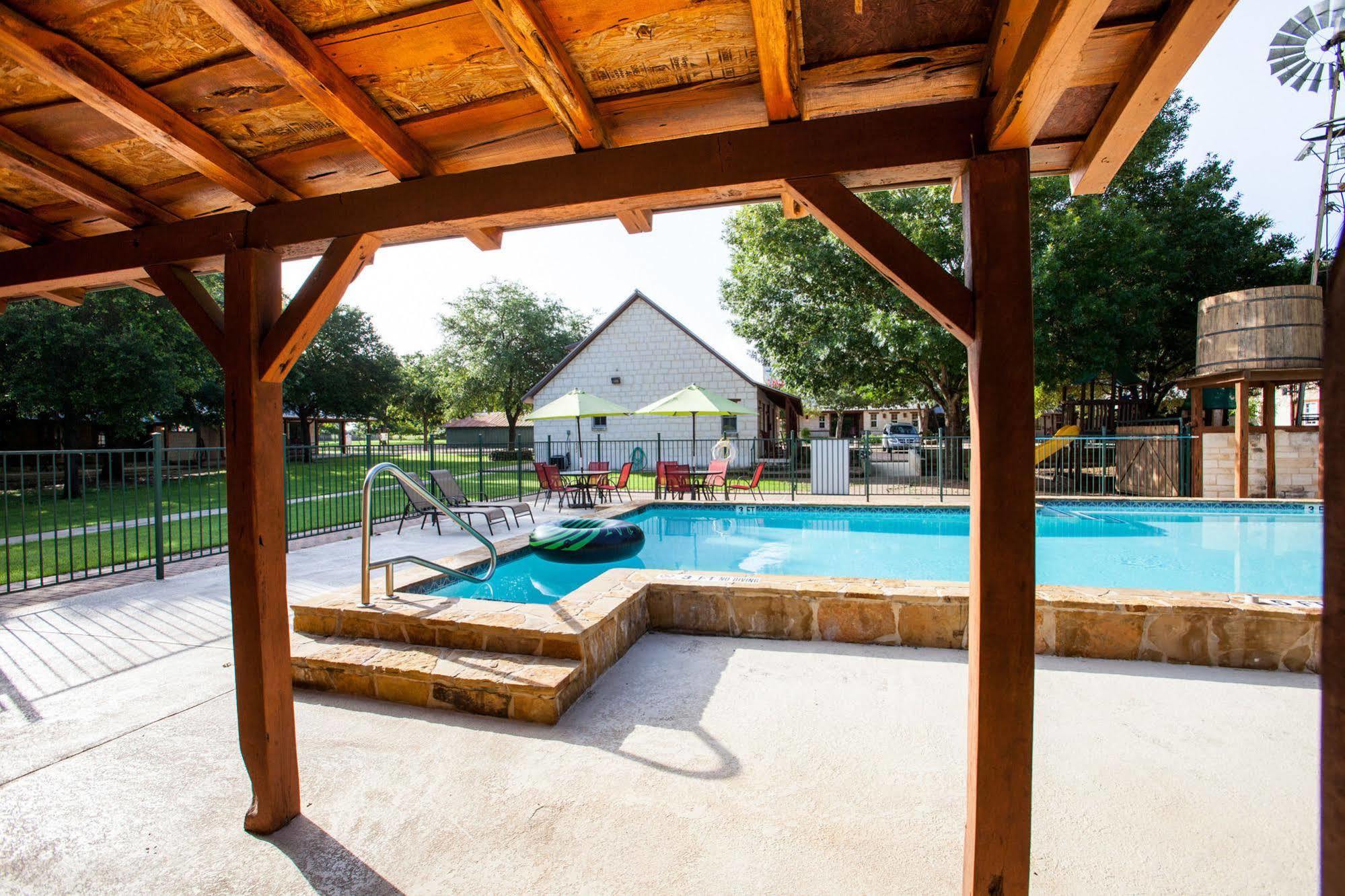 Gruene Cottages นิวบราวน์เฟลส์ ภายนอก รูปภาพ